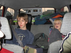 Met de kinderen achter in de auto